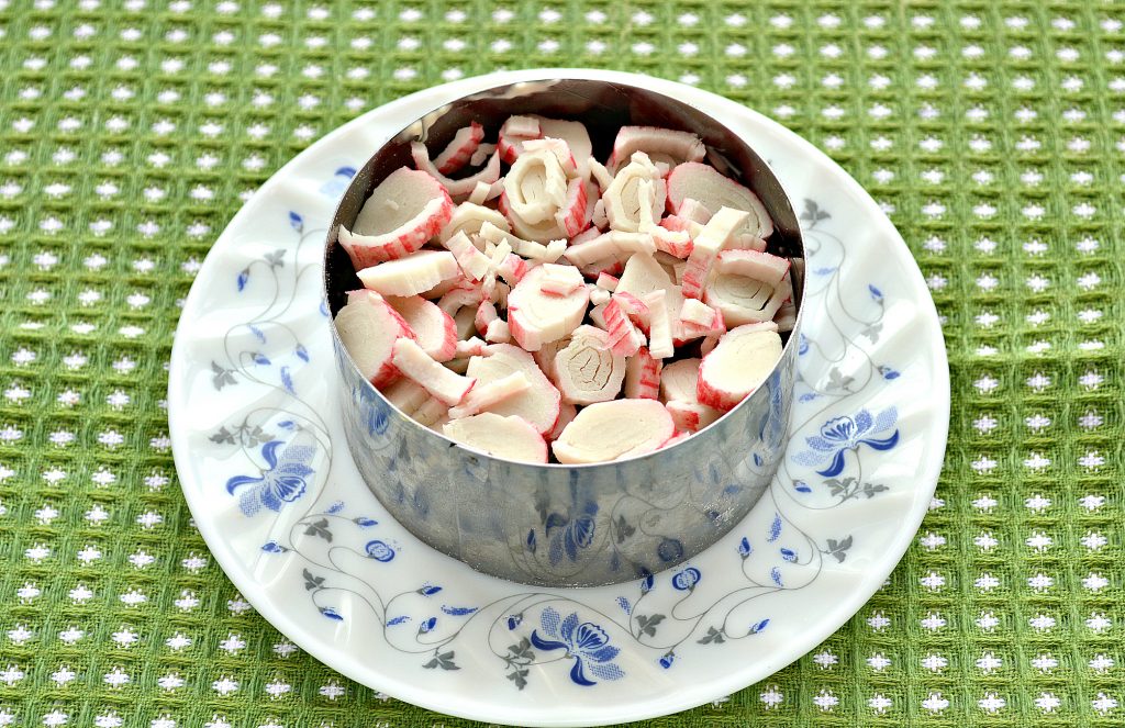 Фото рецепта - Слоеный салат с крабовыми палочками, сыром и яблоками - шаг 4