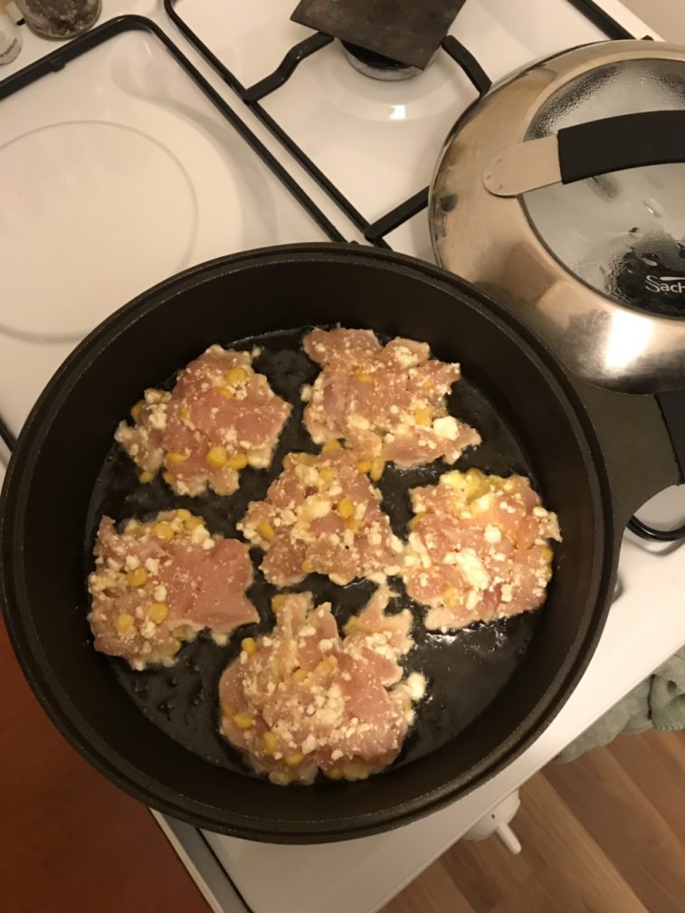 Фото рецепта - Куриные котлетки из рубленого мяса с кукурузой - шаг 3