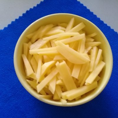 Фото рецепта - Гречневый суп на бульоне из куриных крылышек с плавленым сырком - шаг 3