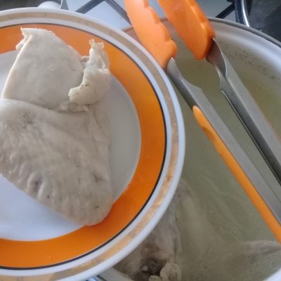 Фото рецепта - Гречневый суп на бульоне из куриных крылышек с плавленым сырком - шаг 1