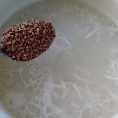 Фото рецепта - Гречневый суп на бульоне из куриных крылышек с плавленым сырком - шаг 2