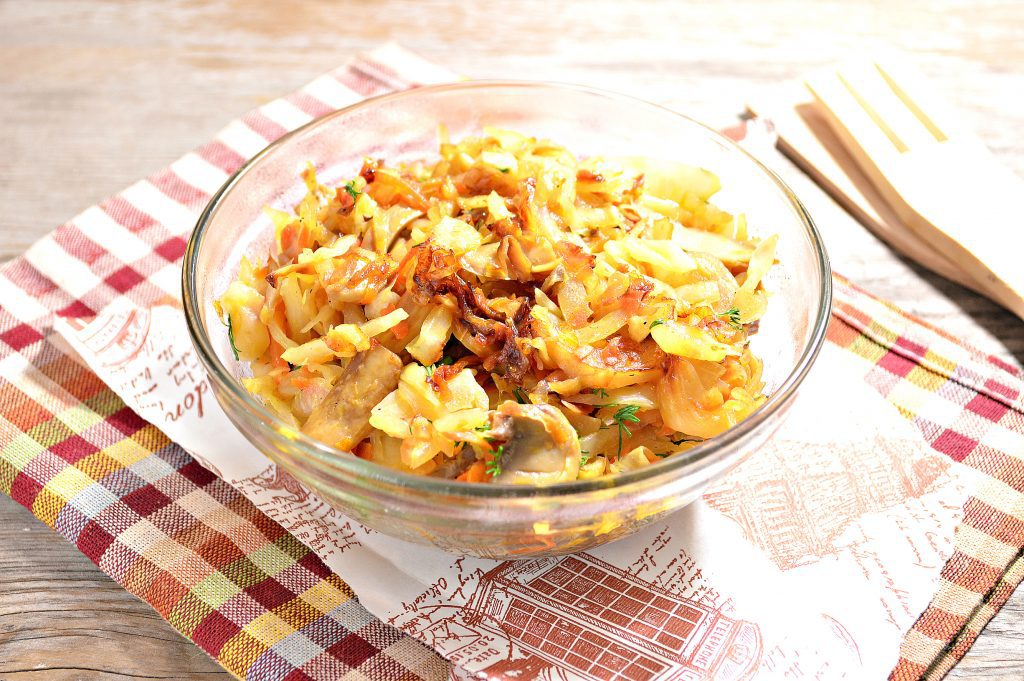 Капуста, жаренная с маринованными шампиньонами