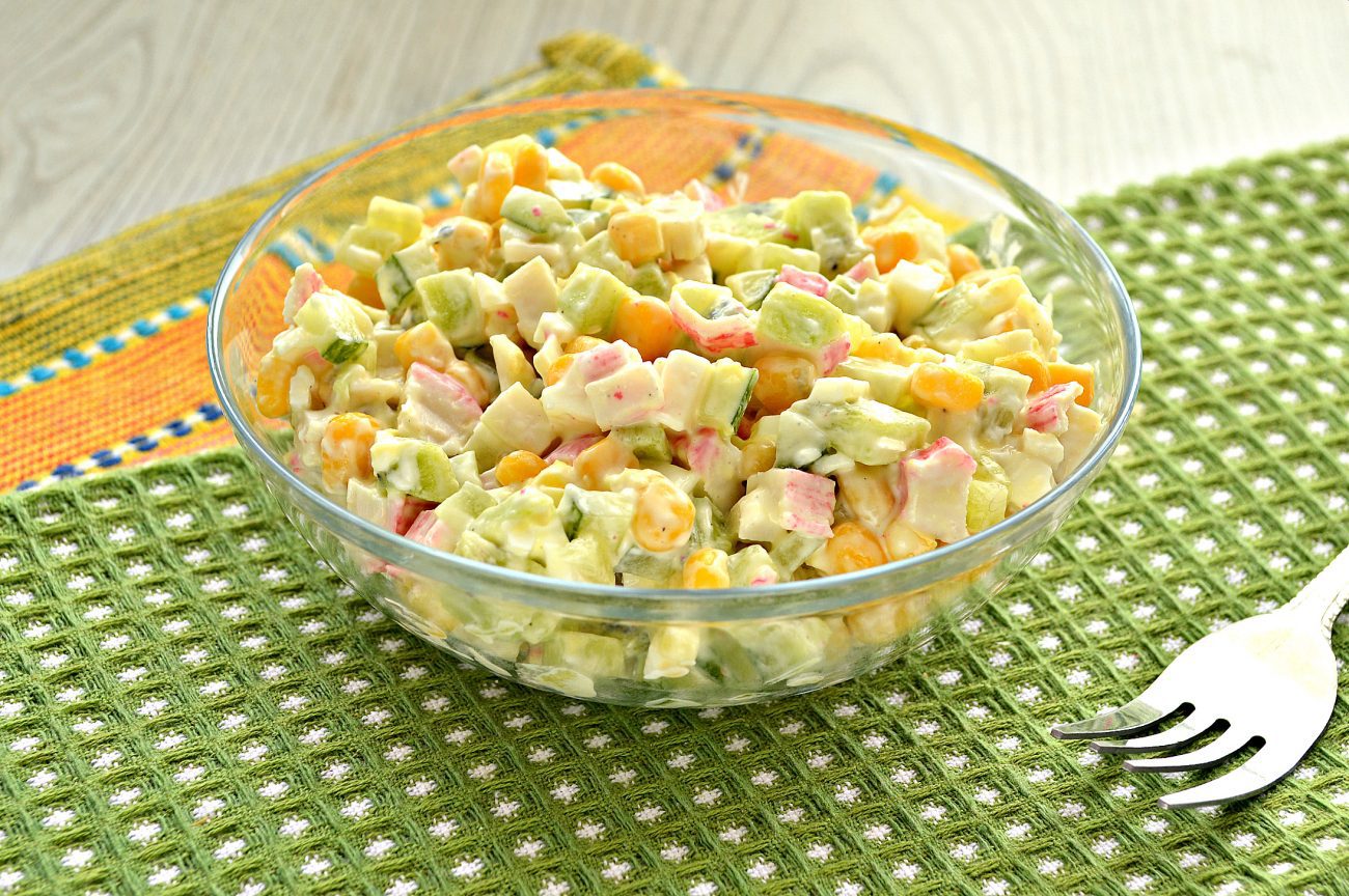 Крабовый салат с киви и кукурузой