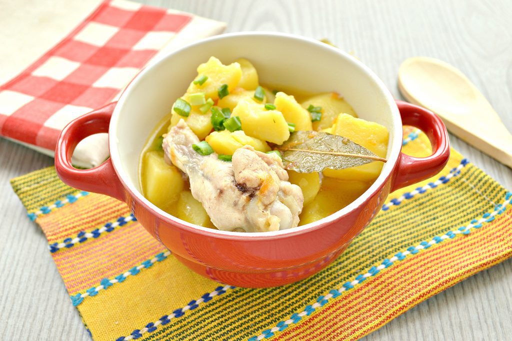 Куриные крылышки, тушеные с картошкой