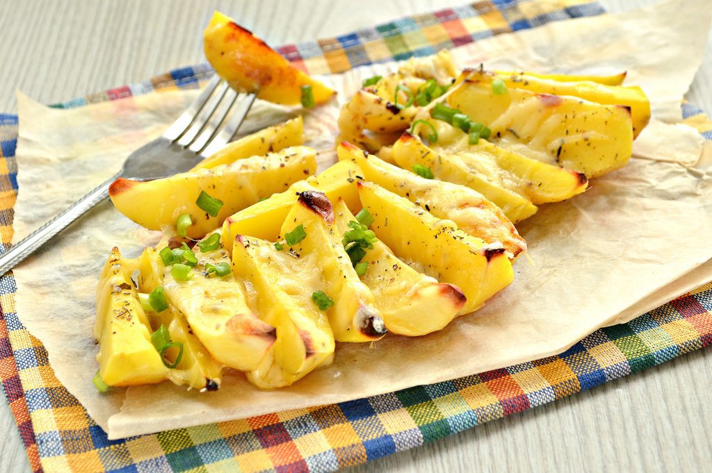 Запеченный картофель дольками с сыром