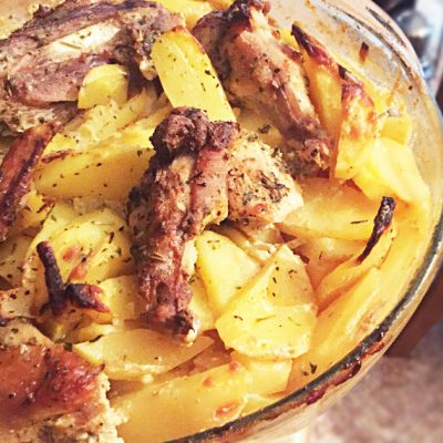 Запеченная картошка и курицей в сметане - рецепт с фото