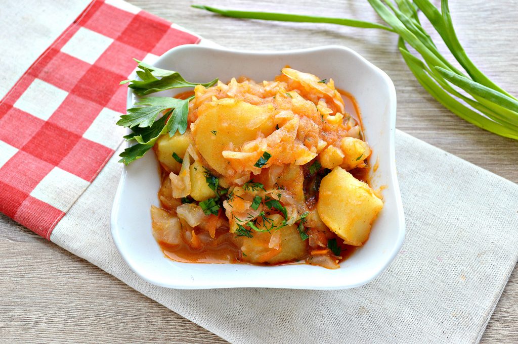 Капуста белокочанная, тушенная с картофелем