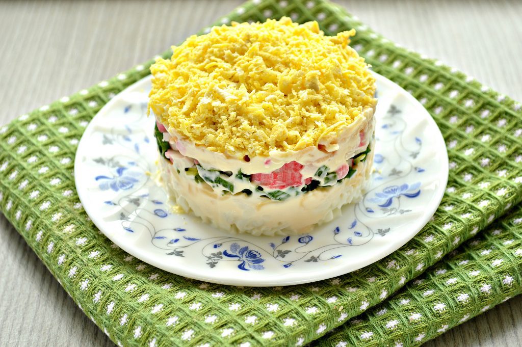 Слоеный салат с крабовыми палочками, сыром и яблоками