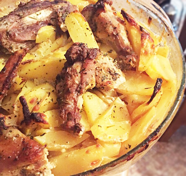 Запеченная картошка и курицей в сметане