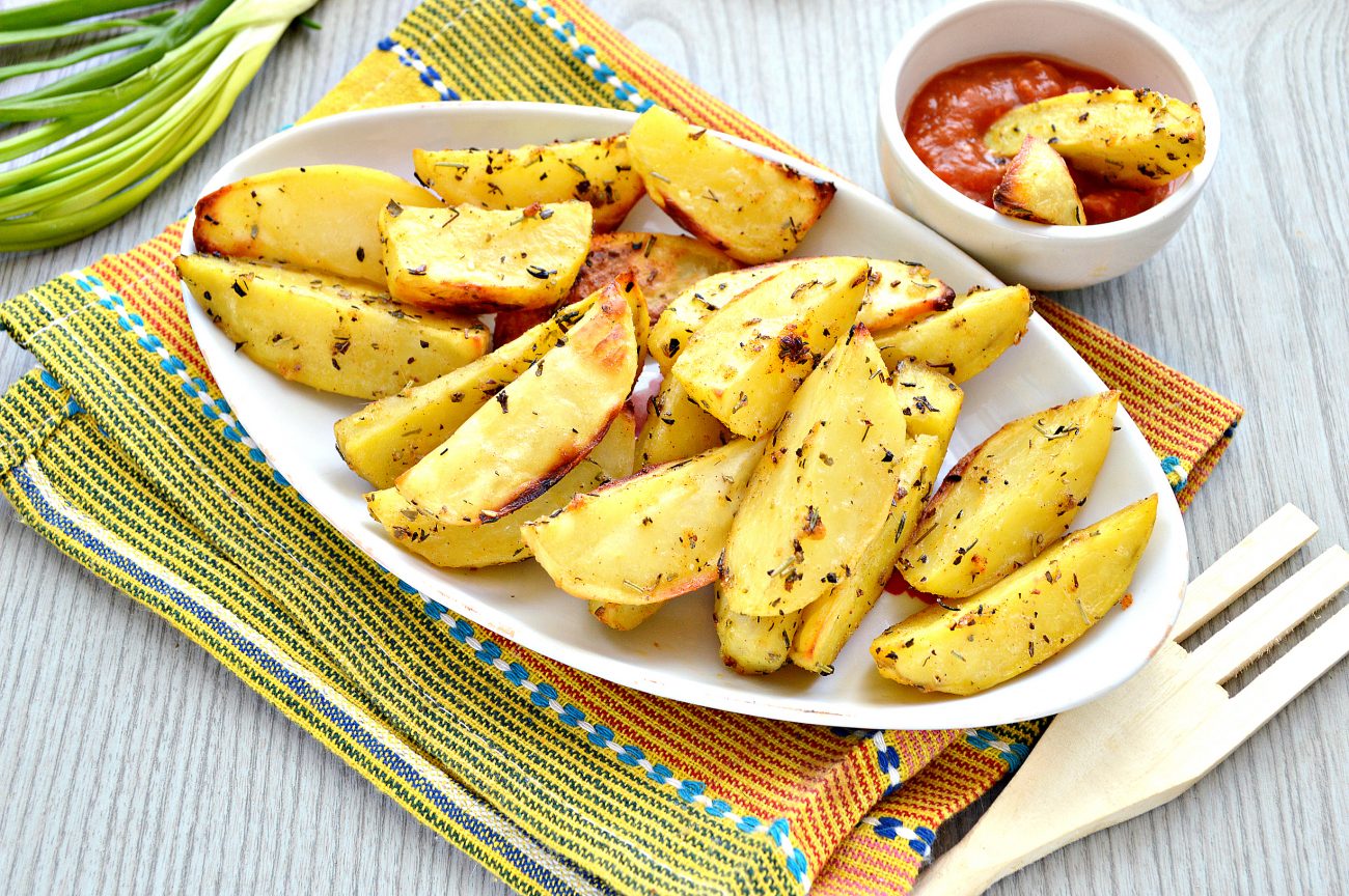 Пряный печеный дольками картофель