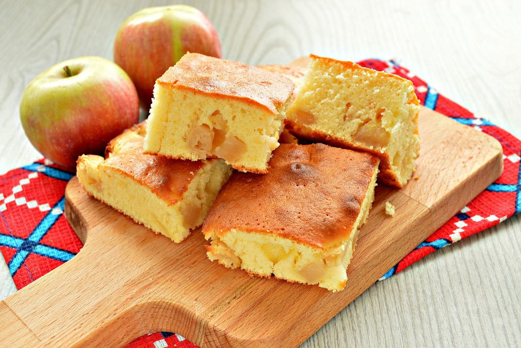 Заливная лимонная шарлотка с яблоками