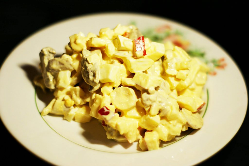 Салат из сыра, яиц и маринованных грибов с яблочком