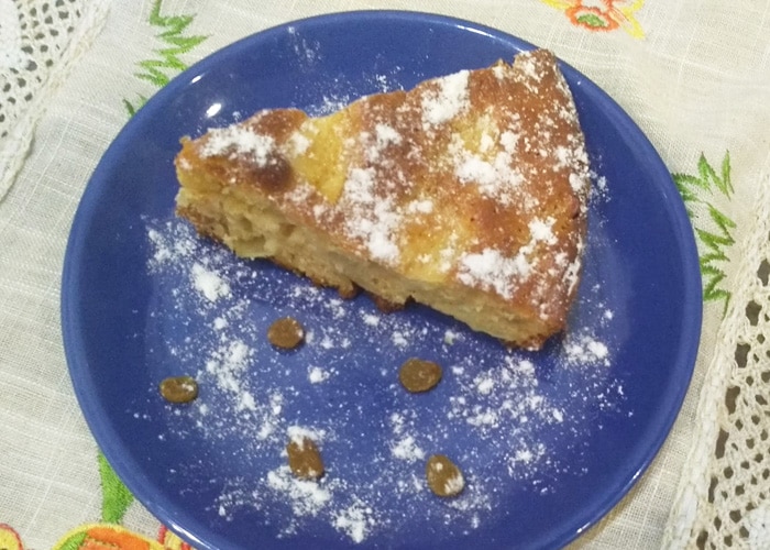 Шарлотка с яблоками и изюмом