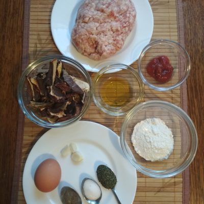 Фото рецепта - Котлеты из свиного фарша с грибным соусом - шаг 1