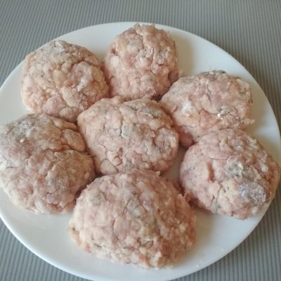 Фото рецепта - Котлеты из свиного фарша с грибным соусом - шаг 1