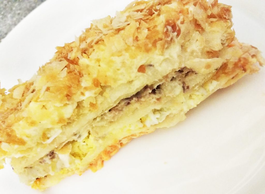 Слоеный пирог с сардиной и яйцами