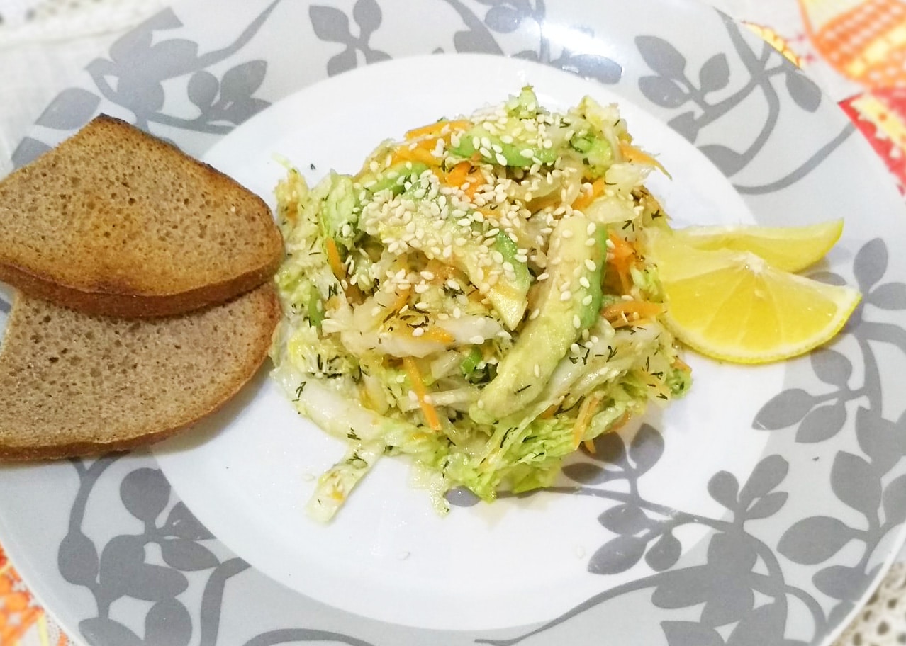 Витаминный салат из пекинской капусты и авокадо