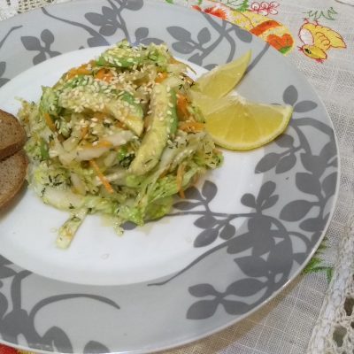 Фото рецепта - Витаминный салат из пекинской капусты и авокадо - шаг 3