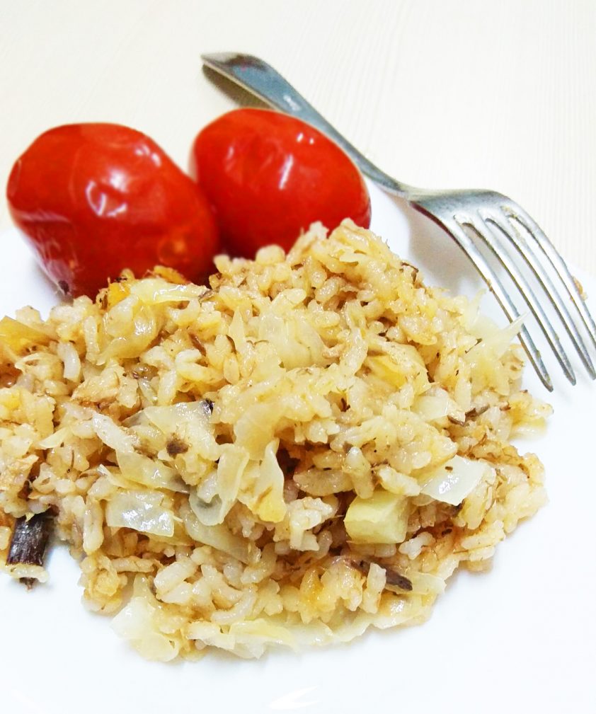Плов с капустой и рыбными консервами