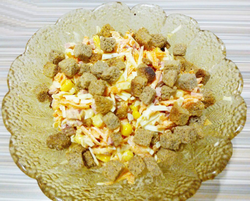 Сырный салат с колбаской и кукурузой