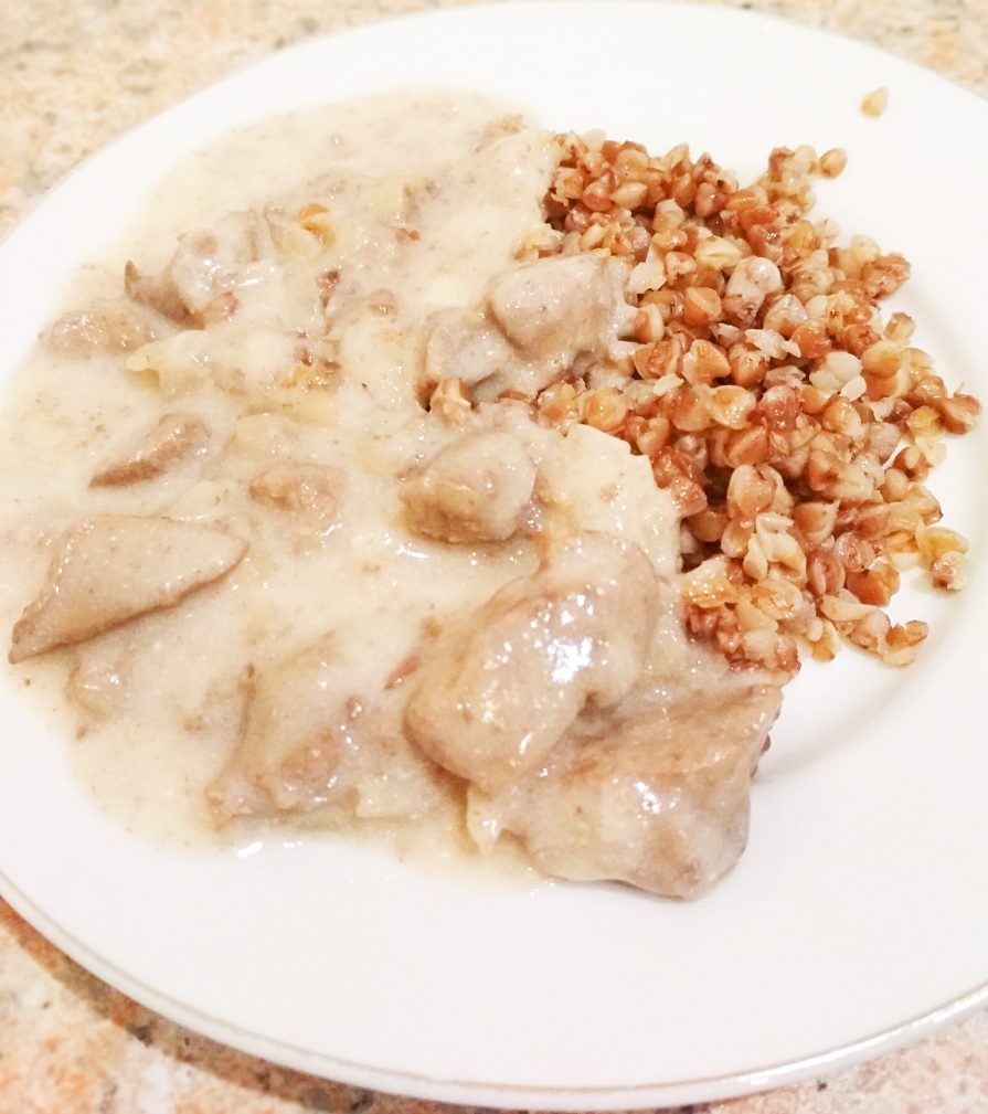 Куриная печень в сметане с гречкой