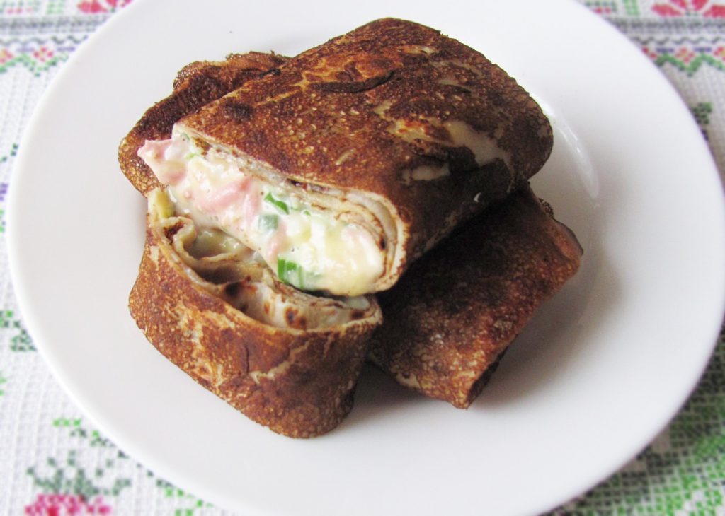 Блинчики с начинкой из яиц и колбаски