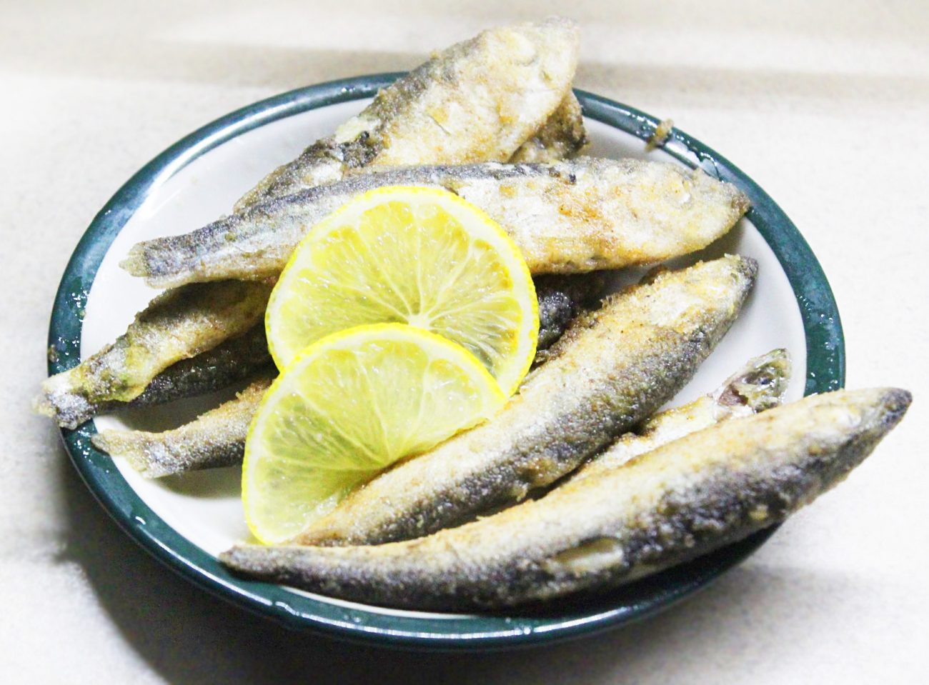 Жареная салака с лимоном