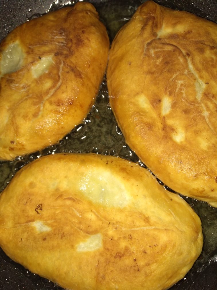 Жареные пирожки с картофелем и куриной печенью