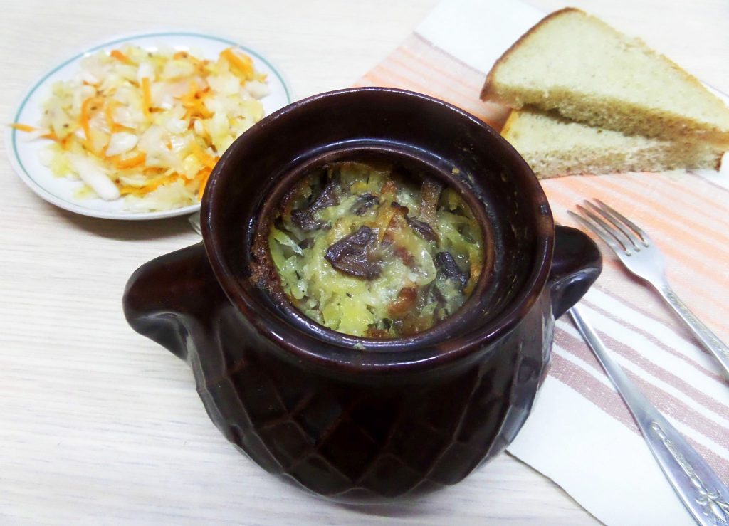 Жаркое горшочках из картофеля и свинины с вешенками