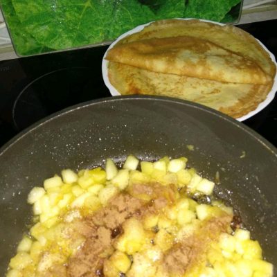 Фото рецепта - Блинчики на молоке с яблоками и корицей - шаг 6