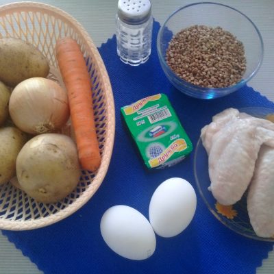 Фото рецепта - Гречневый суп на бульоне из куриных крылышек с плавленым сырком - шаг 1