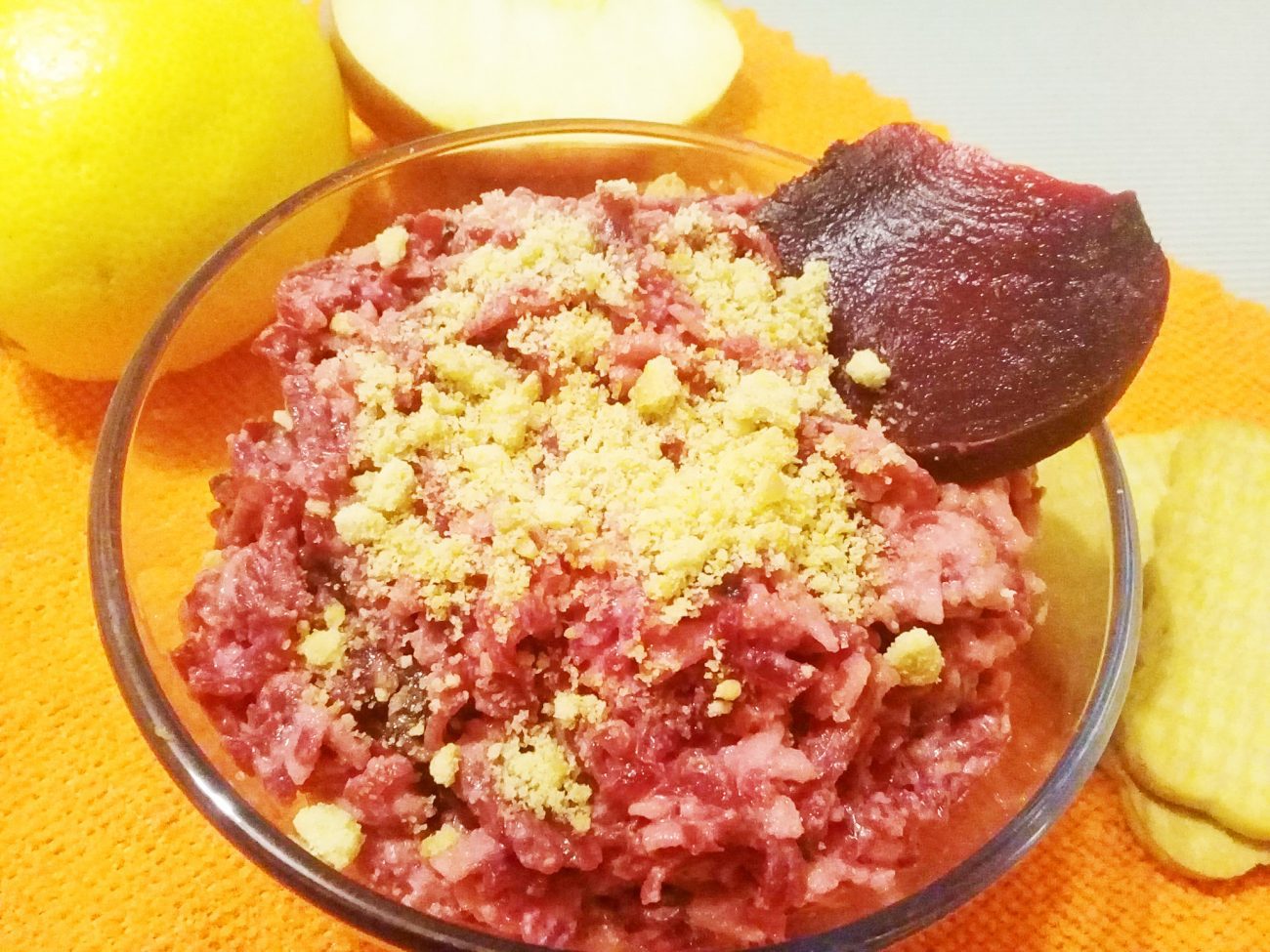 Свекольный салат-десерт яблоком и черносливом