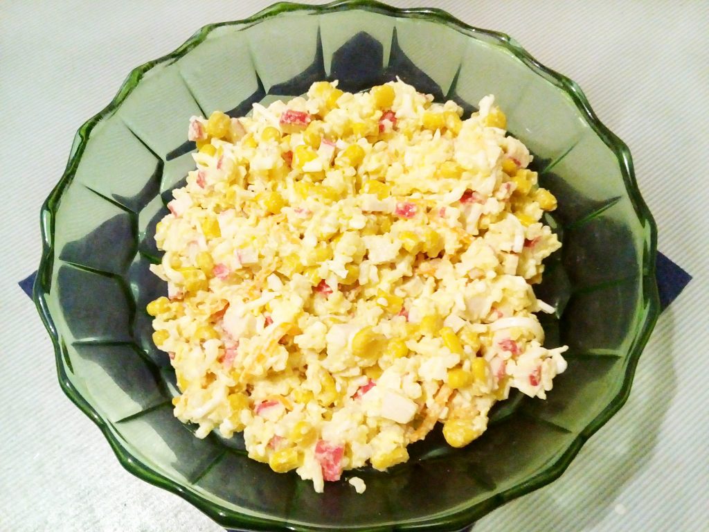 Крабовый салат с рисом и кукурузой