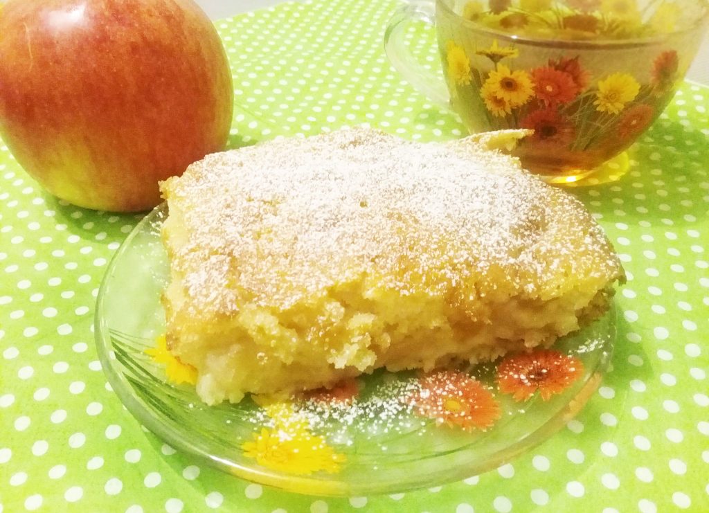 Бисквит с яблоками