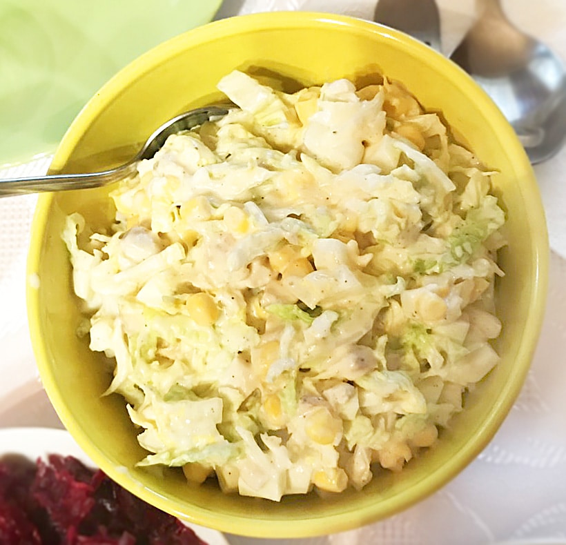Салат с пекинской капустой, кукурузой и курицей