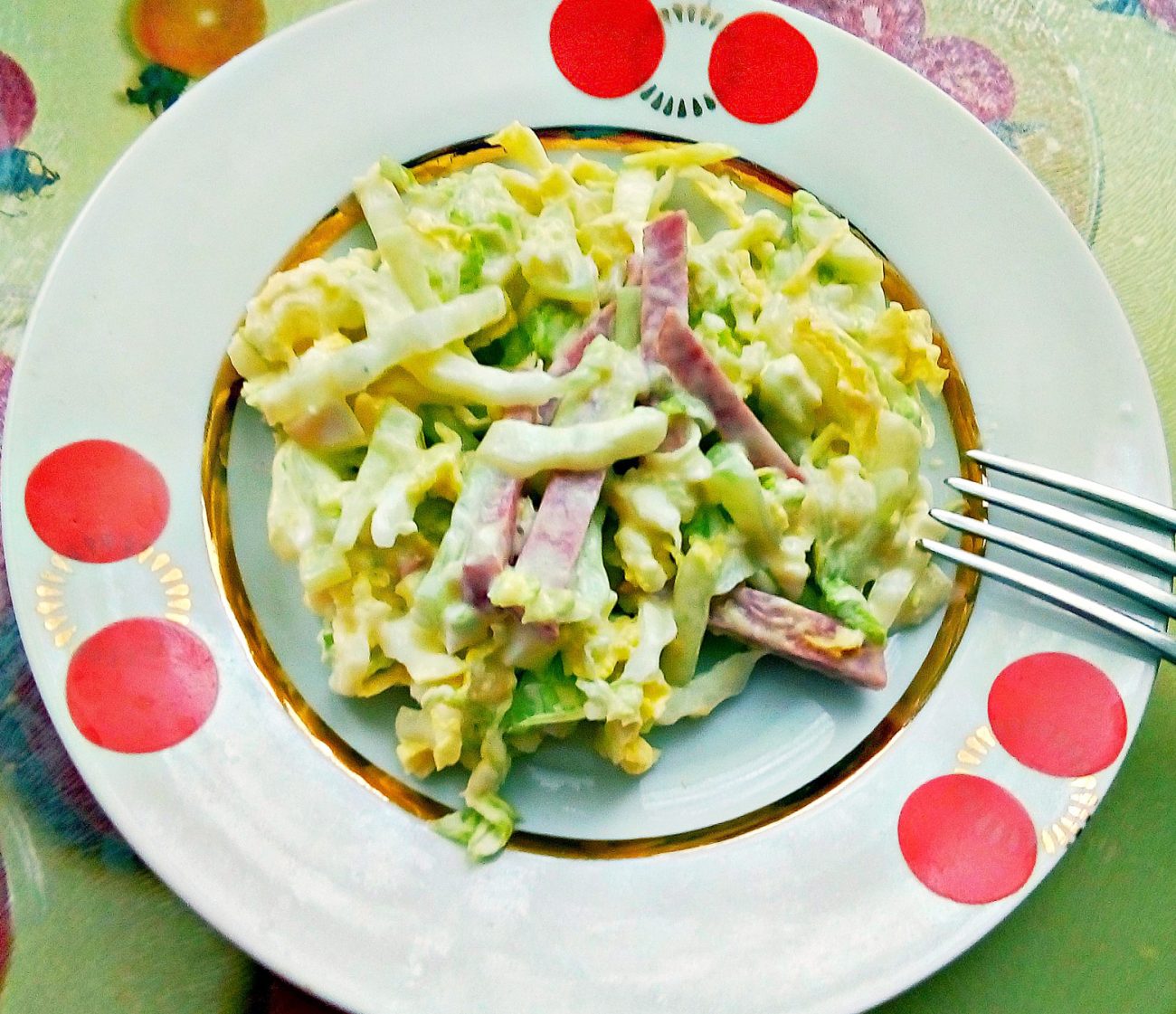 Салат из пекинской капусты с сырокопченой колбасой