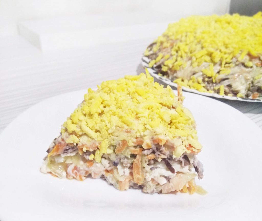 Слоёный салат из печени с морковью и солеными огурчиками