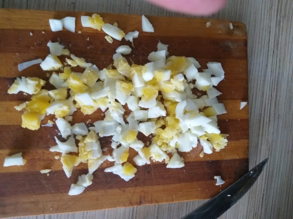 Фото рецепта - Крабовый салат с кукурузой и пекинской капустой - шаг 4
