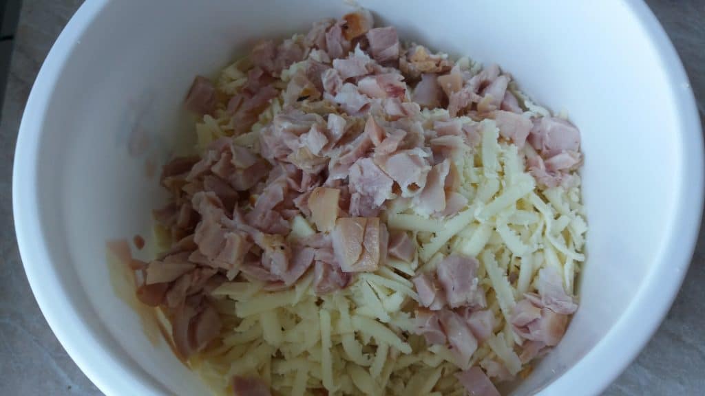 Фото рецепта - Салат из копченой курицы с орехом и черносливом в тарталетках на закуску - шаг 1