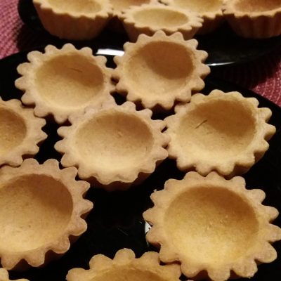Фото рецепта - Салат из копченой курицы с орехом и черносливом в тарталетках на закуску - шаг 6