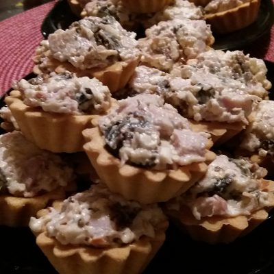 Фото рецепта - Салат из копченой курицы с орехом и черносливом в тарталетках на закуску - шаг 6