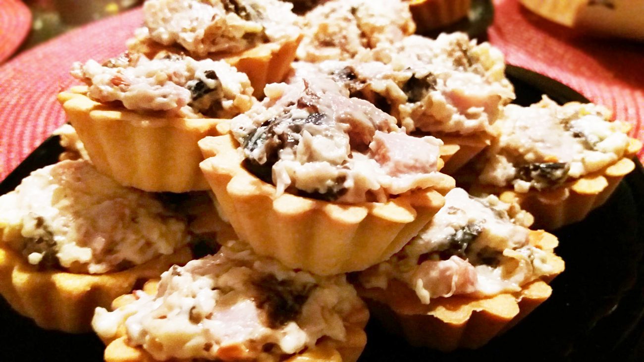 Салат из копченой курицы с орехом и черносливом в тарталетках на закуску