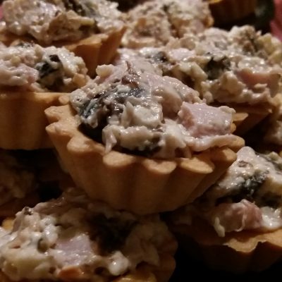 Фото рецепта - Салат из копченой курицы с орехом и черносливом в тарталетках на закуску - шаг 6