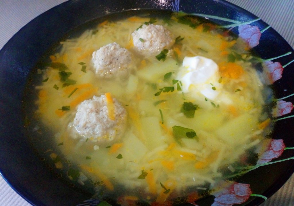 Фото рецепта - Вкусный суп с куриными фрикадельками и вермишелью - шаг 6
