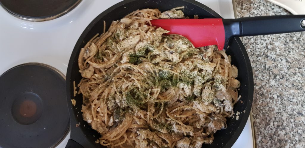 Фото рецепта - Паста с курицей, грибами и грецкими орехами - шаг 5