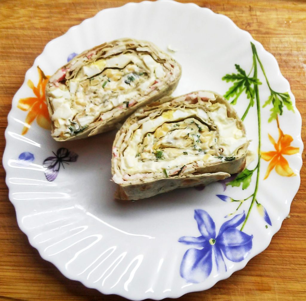 Сочный рулет из лаваша с крабовыми палочками и яйцом