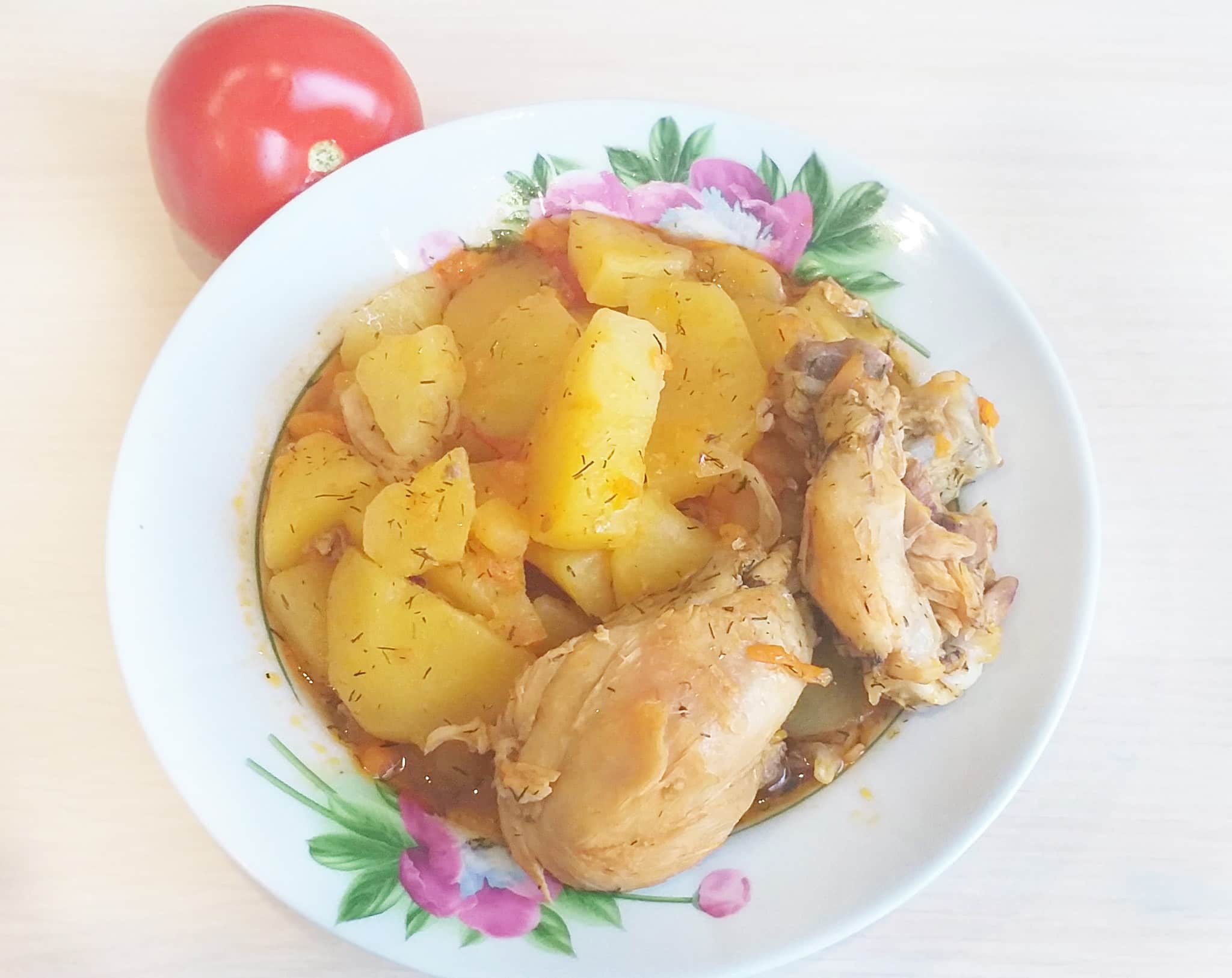 Тушеная куриная грудка. Тушеная картошка с куриной грудкой. Тушеные куриные грудки с картошкой в кастрюле. Тушеные куриные грудки с картошкой в кастрюле. Тушёная картошка с куриным филе.