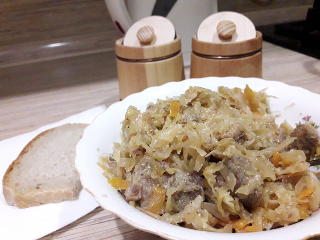 Свинина, тушеная с квашеной капустой