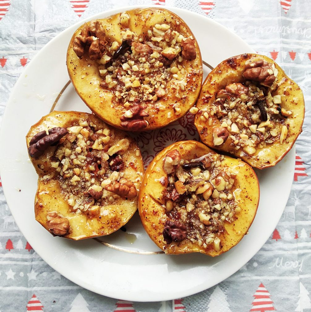 Печеные яблоки с медом, арахисом и грецким орехом