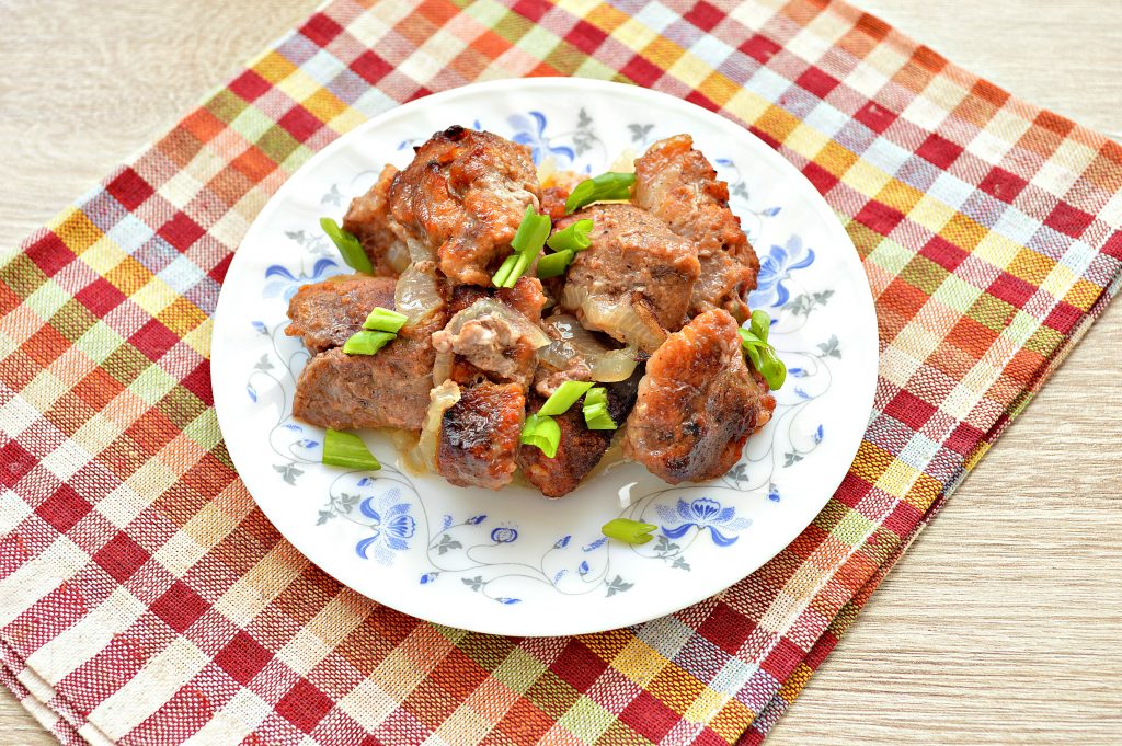 Запеченная свинина на луковой подушке